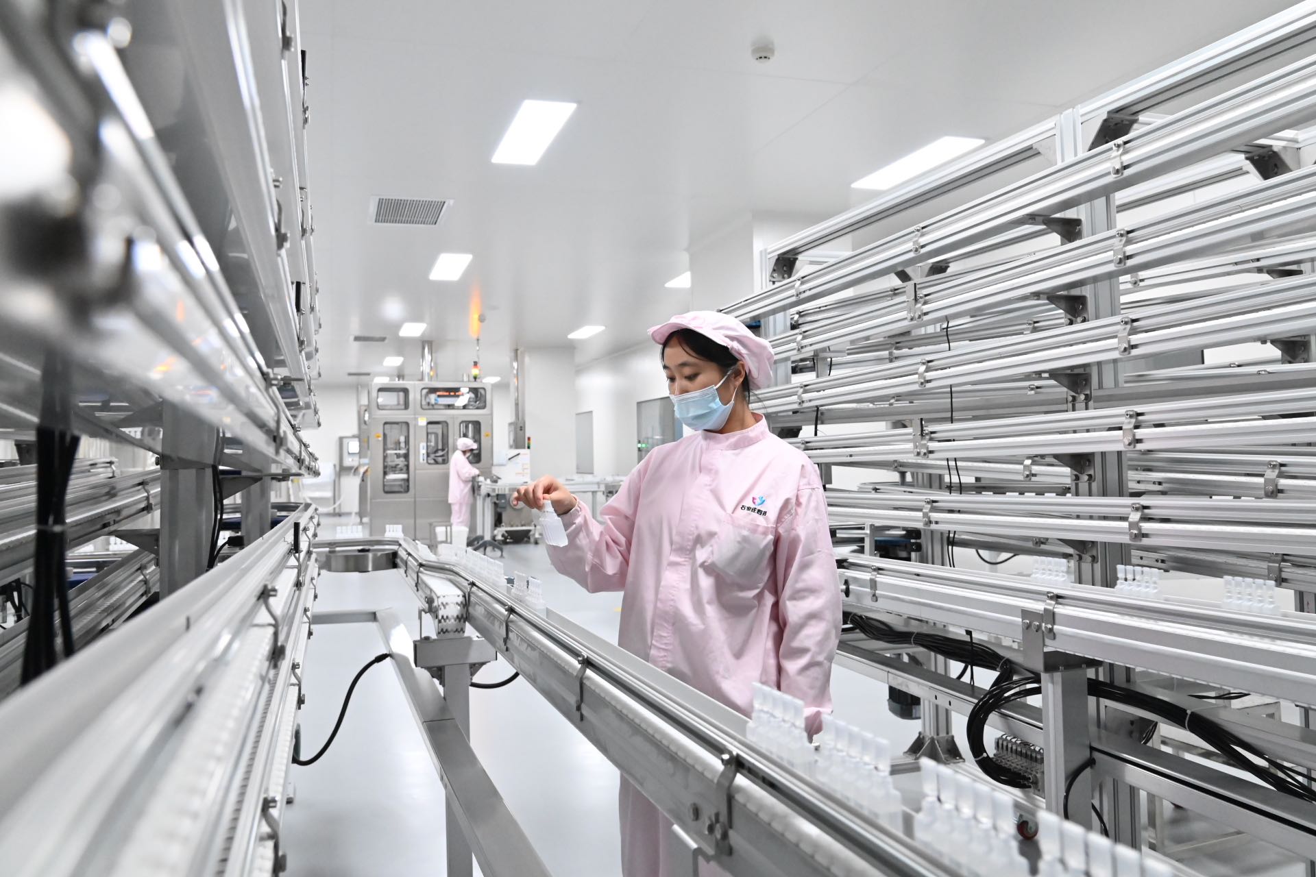 石家莊四藥集團建立企業內部工人技師評定體系，全面推行崗位技師制度——讓技能型員工脫穎而出